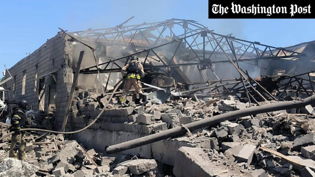 Ukrainische Feuerwehrleute bekämpfen einen Brand nach massiven russischen Angriffen in Bilenke in der Region Saporischschja während der russischen Invasion in der Ukraine am Montag, dem 29. Juli 2025. 