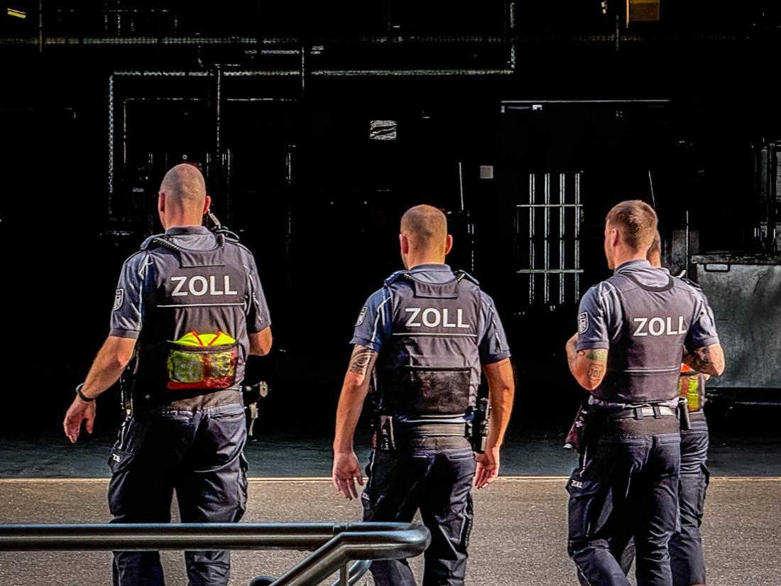 Großrazzia bei einer Werkzeugmaschinenfirma bei München: Das Unternehmen mit Hauptsitz in Sauerlach steht aufgrund mutmaßlicher Verstöße gegen die Russland-Sanktionen im Fokus der Justiz.