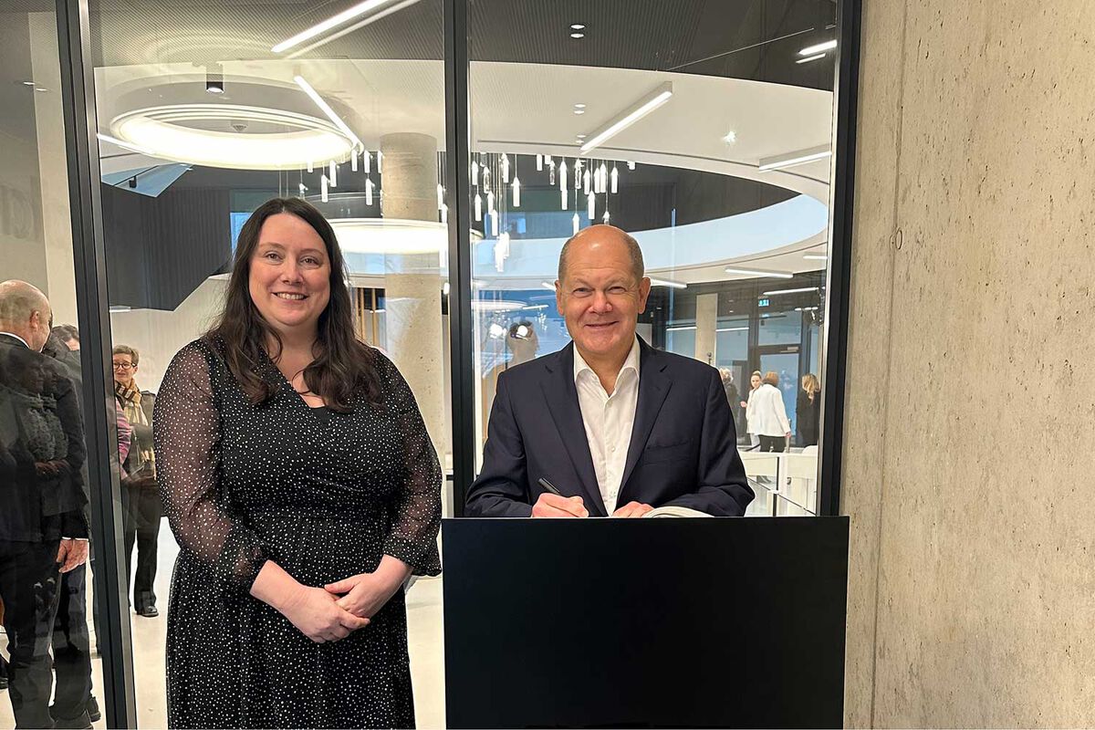 Auch der ehemalige Bundeskanzler Olaf Scholz trug sich ins Goldene Buch der Stadt Eschweiler ein. Foto: Stadt Eschweiler - 