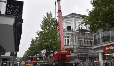 50-Tonnen-Kran entfernt Stütze vom Wohn- und Geschäftshaus