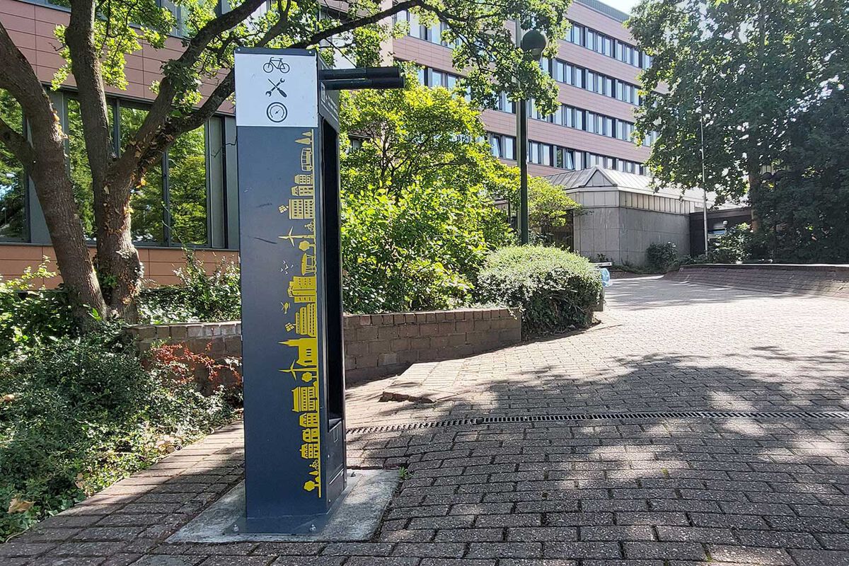 Die beiden Fahrradservicestationen vor dem Rathaus (unser Bild) und am Hauptbahnhof sind sehr beliebt. In letzter Zeit haben sich aber leider die Fälle von Vandalismus gemehrt. Foto: Stadt Eschweiler/Michael Grobusch - 