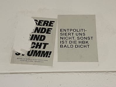 „Wenn die Wände nicht sprechen dürfen, dann tun wir es“: Ein ganzes und ein halbes Plakat in der HBK Braunschweig.