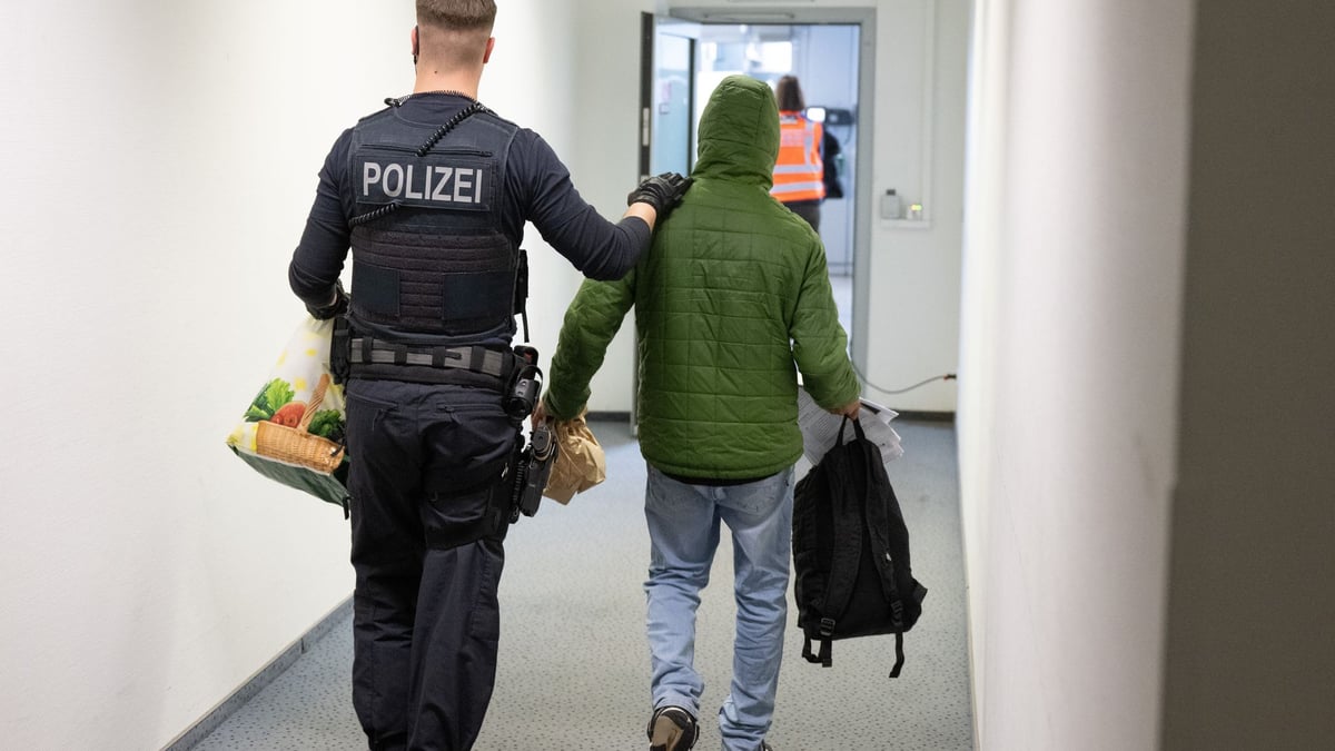 Mehr Ausreisen und Abschiebungen als Asylanträge