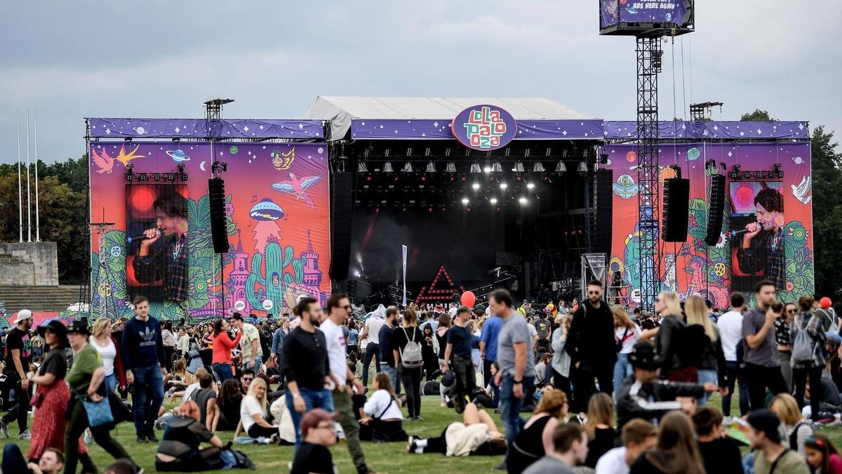 Besucher dem Lollapalooza Festival Berlin auf dem Gelände des Olympiastadions.