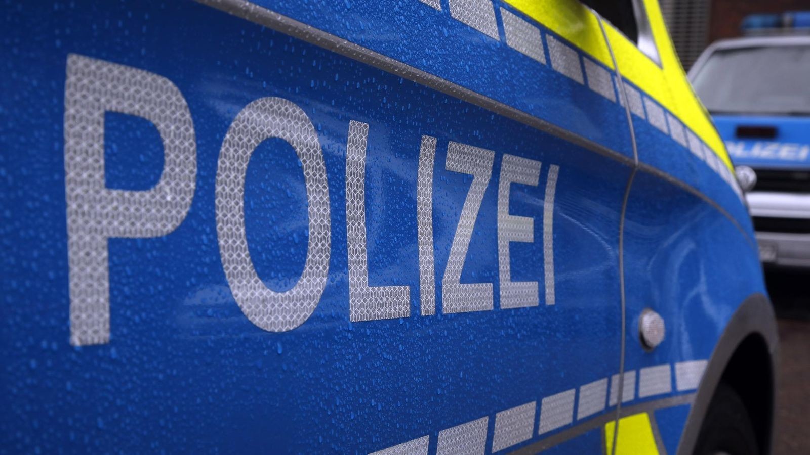 Mann vor Gelsenkirchener Kneipe mit Flasche attackiert