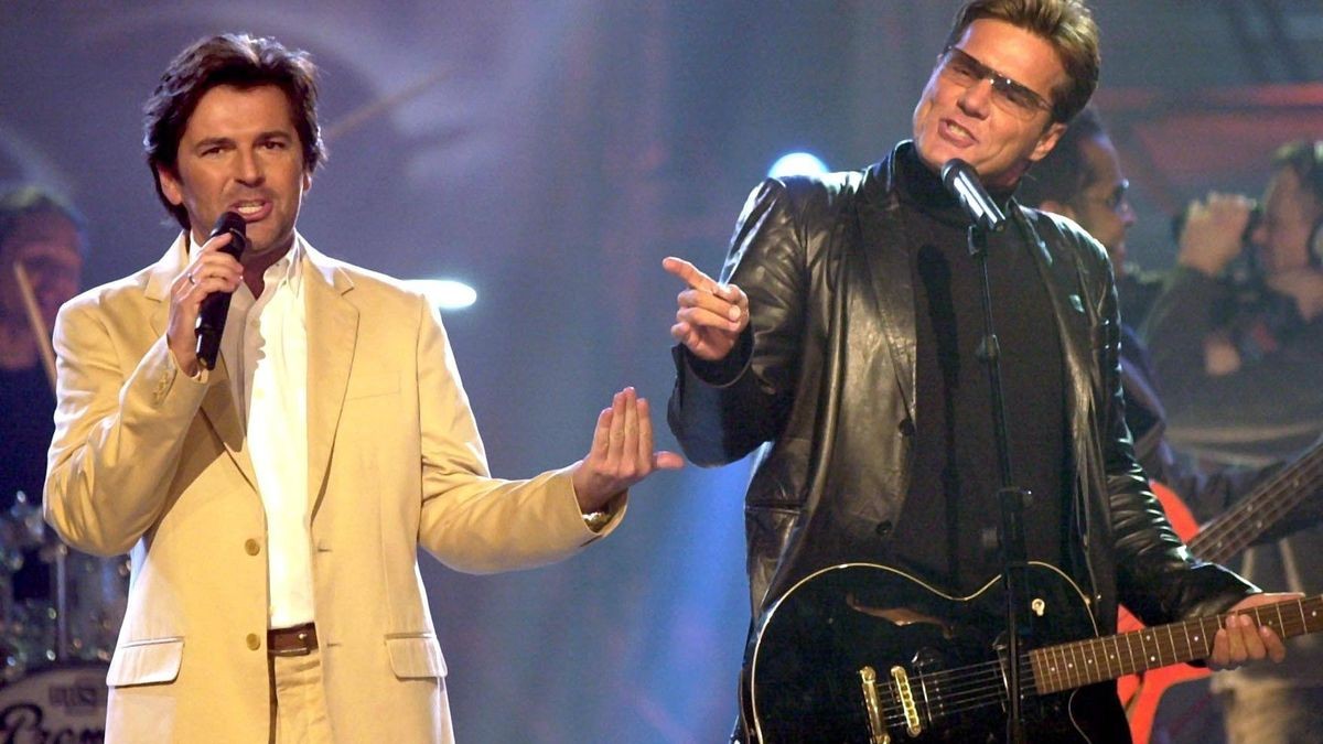 Thomas Anders (links) und Dieter Bohlen, hier bei einem späteren Auftritt, traten als Popduo Modern Talking in einem ganz besonderen Jahr am Brandenburger Tor auf: 1999. Zur Jahrtausendwende fuhr der Veranstalter groß auf: Eine 160 000 Quadratmeter große Partyzone, 200.000 Flaschen Sekt und 1.000.000 Bratwürste warteten laut „Welt“ auf die Partygäste.
