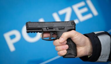 Schüsse in Gelsenkirchen: Polizisten ziehen ihre Dienstpistolen