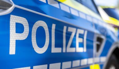Frau (27) bedroht Polizisten mit Hammer