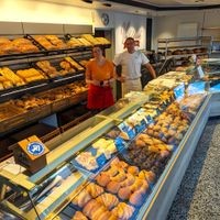 Alles neu im Verkaufsraum von Bäckermeister Christian Vahldiek aus Weddel, der sich nach dem Umbau und der Wiedereröffnung seines Geschäfts am Weddeler Hopfengarten mit seiner Mitarbeiterin Annika Karlisch zeigt.