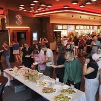 Phoenix-Salat, Monster Mash, Heuler und Butterbier: Das Frühstücksbuffet war gut bestückt mit Hogwarts-Spezialitäten. Die Potter-Fans tankten um 6 Uhr morgens Kraft für den Endspurt: Teil 6 bis 8.