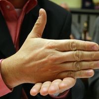 Ende: So sieht dieses Wort in Gebärdensprache aus. Im Jugendroman „Freak City“ lernt Mika, dass zum richtigen Verstehen Mimik und Körpersprache des Sprechers wichtig sind. (Symbolfoto) Ende: So sieht dieses Wort in Gebärdensprache aus. Im Jugendroman „Freak City“ lernt Mika, dass zum richtigen Verstehen Mimik und Körpersprache des Sprechers wichtig sind. (Symbolfoto)