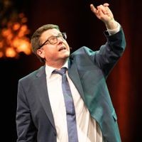 Er kann es einfach: Kai Magnus Sting scherzt ausnahmsweise an der frischen Luft. Die Schlossnächte in Oberhausen machen es möglich.