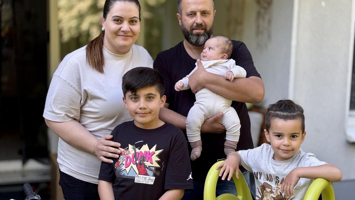 Verzweifelt auf der Suche nach einer größeren Bleibe: in Dortmund: Duygu und Özdal Durmus mit ihren Kindern Can (li.) , Umut und Baby Cem. Familie Durmus aus Dortmund sucht ein Haus