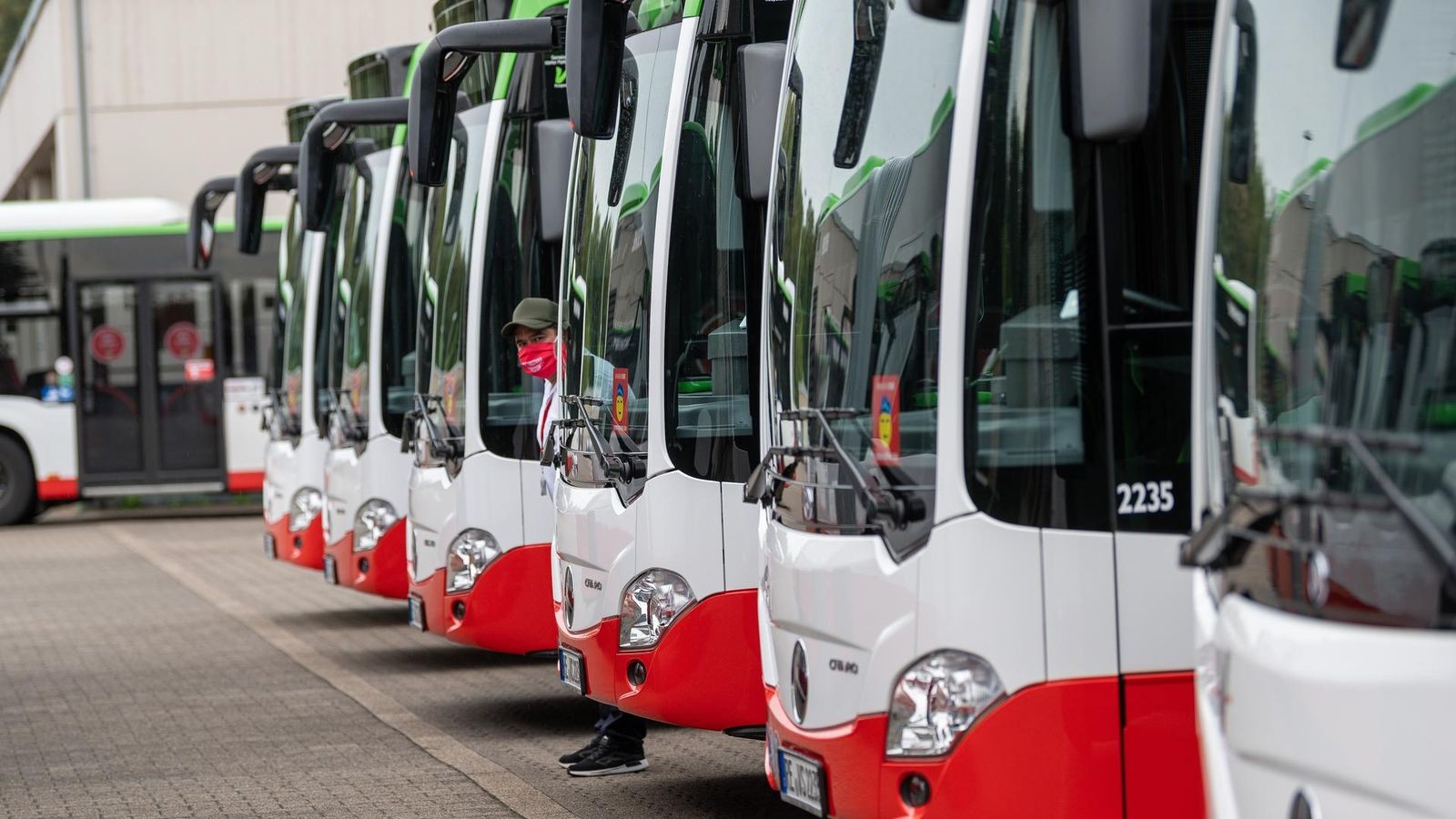 Unbekannter wirft Flasche auf fahrenden Bus in Gelsenkirchen