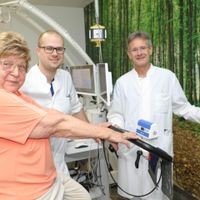Chefarzt Dr. Christoph Tannhof (re.) und Oberarzt Dr. Dominik Schöne behandeln Patientin Marianne Harler, die an pulmonaler Hypertonie leidet. Die Krankheit kann unbehandelt in einigen Jahren zum Tod führen.