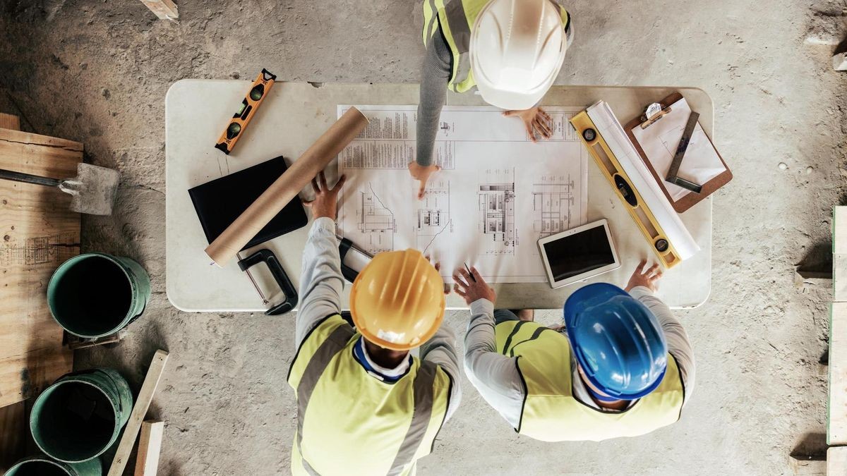 Besprechung auf einer Baustelle 