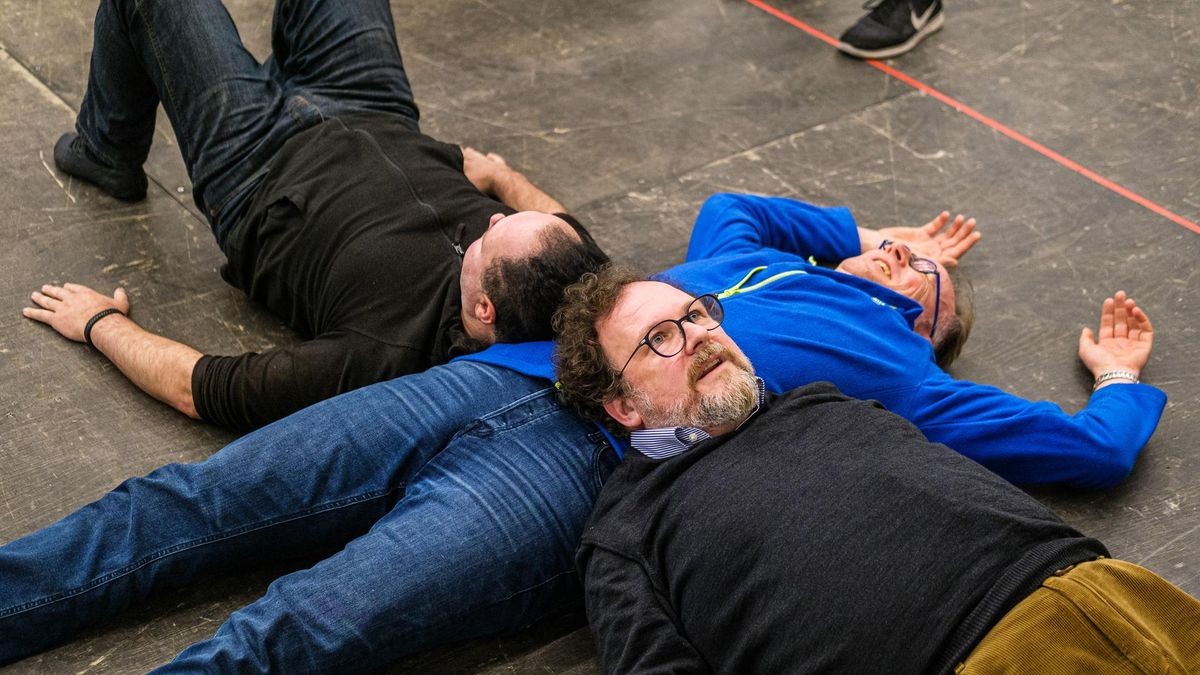 Ungewöhnliche Lage: Opernintendant Michael Schulz 2023 beim Casting für die Seefahrer-Oper „Billy Budd.“ Seine Britten-Inszenierung am Musiktheater im Revier wurde einhellig gefeiert-