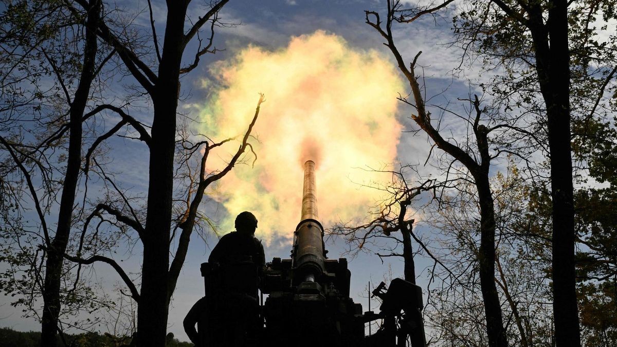 Soldaten einer ukrainischen Artillerie-Brigade feuern in Richtung russischer Stellungen an der Front in der Region Donetsk. 