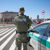 Polnische Polizisten stehen an der Stadtbrücke in Słubice und kontrollieren den Grenzverkehr.