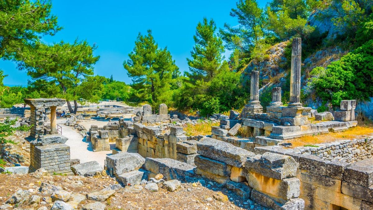 In „Rätselhaftes Saint-Rémy“ (Dumont) erleben die Leser Glanum, das Pompeji der Provence. (Symbolbild)