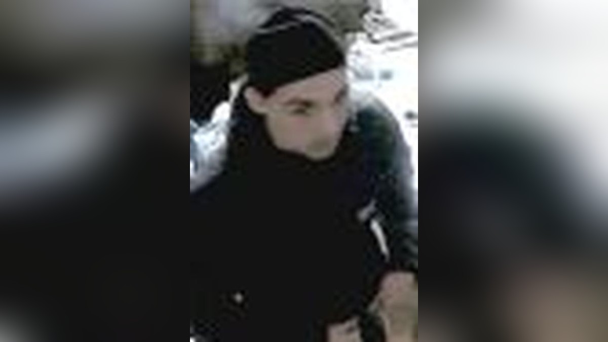 Dieses Bild zeigt einen von mehreren gesuchten, mutmaßlichen Einbrechern. „Wer kann ihn identifizieren?“, fragt die Gelsenkirchener Polizei.