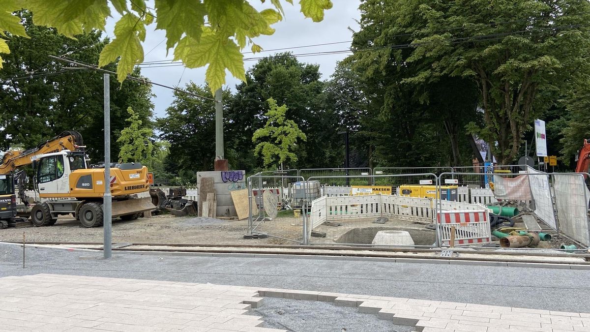 Bei den parallel laufenden Kanalbauarbeiten stießen die Kräfte auf bisher nicht bekannte Hohlräume. Diese müssen nun verfüllt werden.
