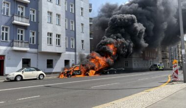 Auto brennt in Friedrichshain – meterhohe Rauchsäule 