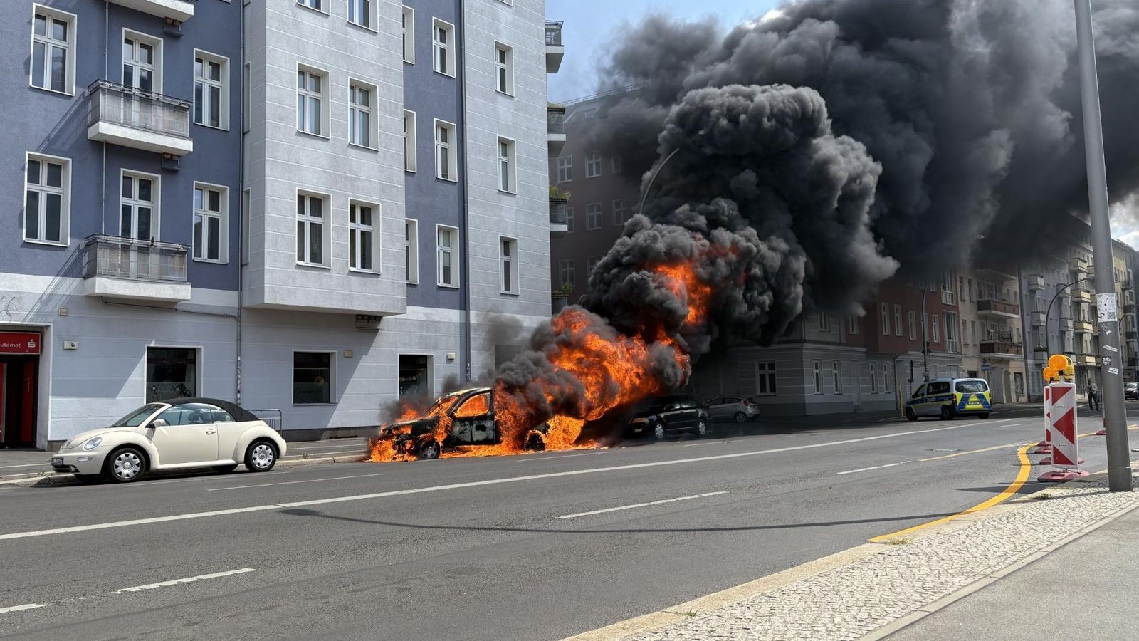 Auto brennt in Friedrichshain – meterhohe Rauchsäule 