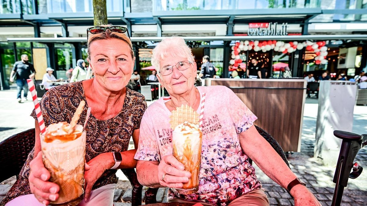 Johanna Schober (li.) und ihre Mutter Hildegard Wiecek stoßen mit einem Eiskaffee auf die Eröffnung des Cafés Extrablatt in Gladbeck an.
