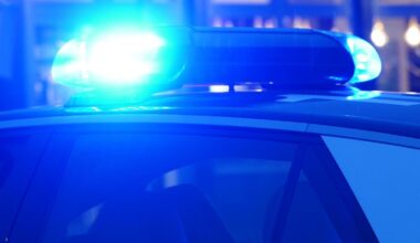 Gruppe bedroht Mann (22) in Spandauer Park mit Messer