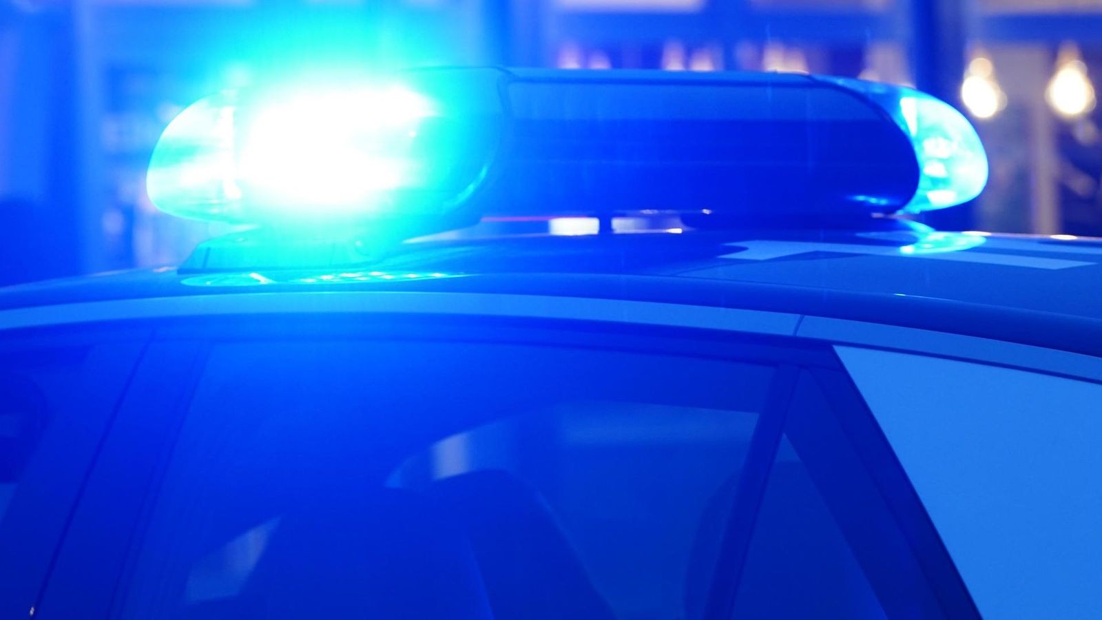 Gruppe bedroht Mann (22) in Spandauer Park mit Messer