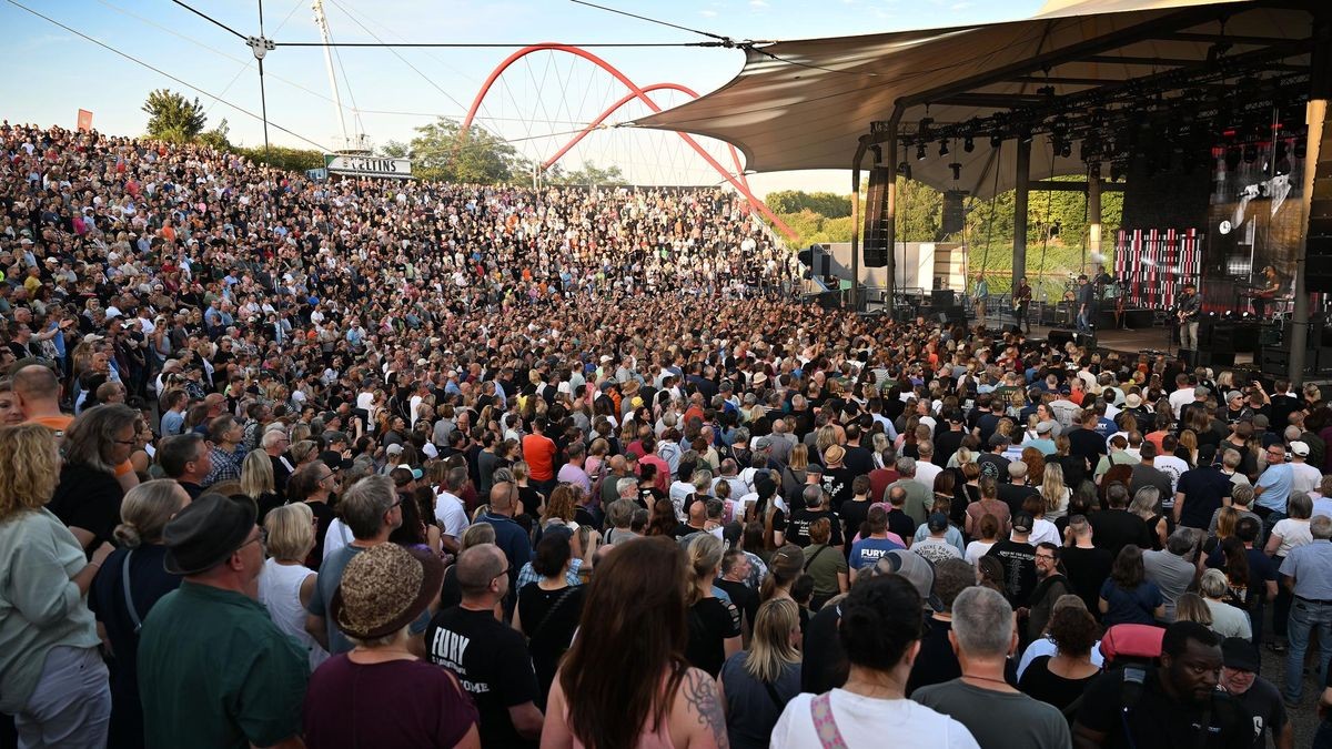 Klatschen, jubeln, tanzen: Die 6000 Zuschauer im Gelsenkirchener Amphitheater machten bestens mit.