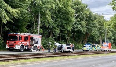 Pkw blockiert Straßenbahn-Schienen in Bochum
