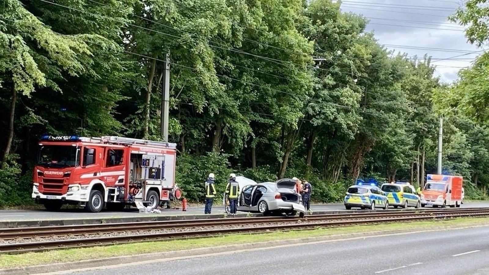 Pkw blockiert Straßenbahn-Schienen in Bochum