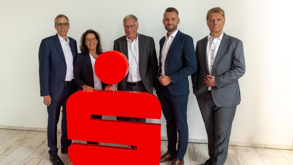 Der aktuelle Sparkassen-Vorstand (v.l.n.r.): Michael Klotz, Stephanie Olbering, Vorstandsvorsitzender Bernhard Lukas mit den zukünftigen Vorstandsmitgliedern Oliver Schüring (ab 1. Juli. 2026) und Dirk Heemann (ab 1. November 2025).