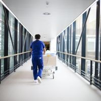 Muhammet Erboy kennt jeden Winkel: mit dem Bett durchs Kliniklabyrinth.
