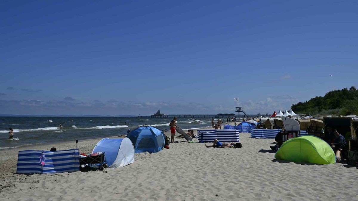 So sieht es am Strand von Herinsdorf auf Usedom aus. Hier ist eine Schwimmerin im Meer abgetrieben und in Not geraten. Der Gelsenkirchener Klaus Haertel hat die Frau per Teleobjektiv ausfindig gemacht in den Wellen und so die Retter zum Einsatzort dirigieren können. 