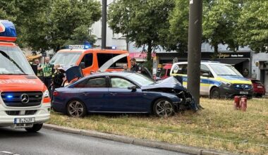 Autofahrer fährt in Friedrichshain gegen Oberleitungsmast