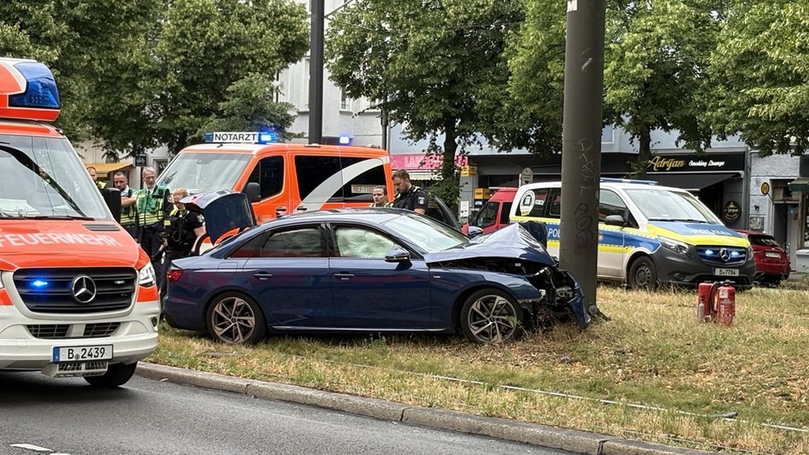 Autofahrer fährt in Friedrichshain gegen Oberleitungsmast