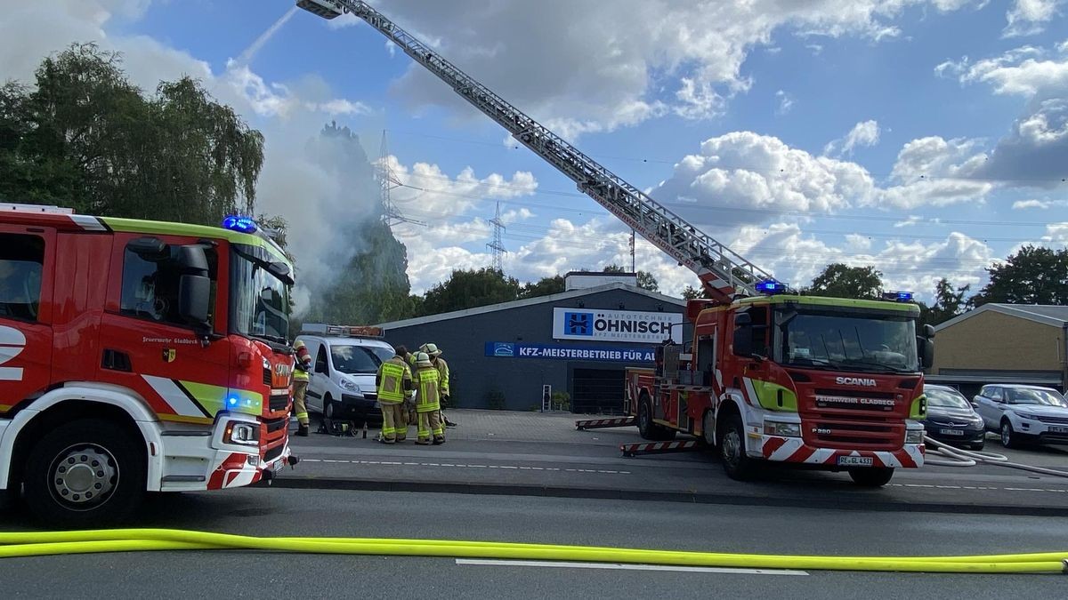 Die Hornstraße ist wegen des Brandes in Höhe des Dekor-Marktes gesperrt. Die Polizei hält Schaulustige ab. 