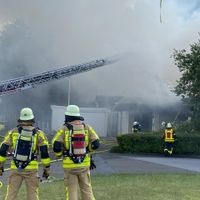 Dichter, gelblicher Rauch hing am Freitag über dem brennenden, leerstehenden Haus an der Hornstraße in Gladbeck.