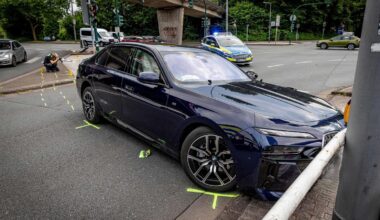 Mutwillige Raserei? BMW reißt sich bei Unfall in Steele Achse ab