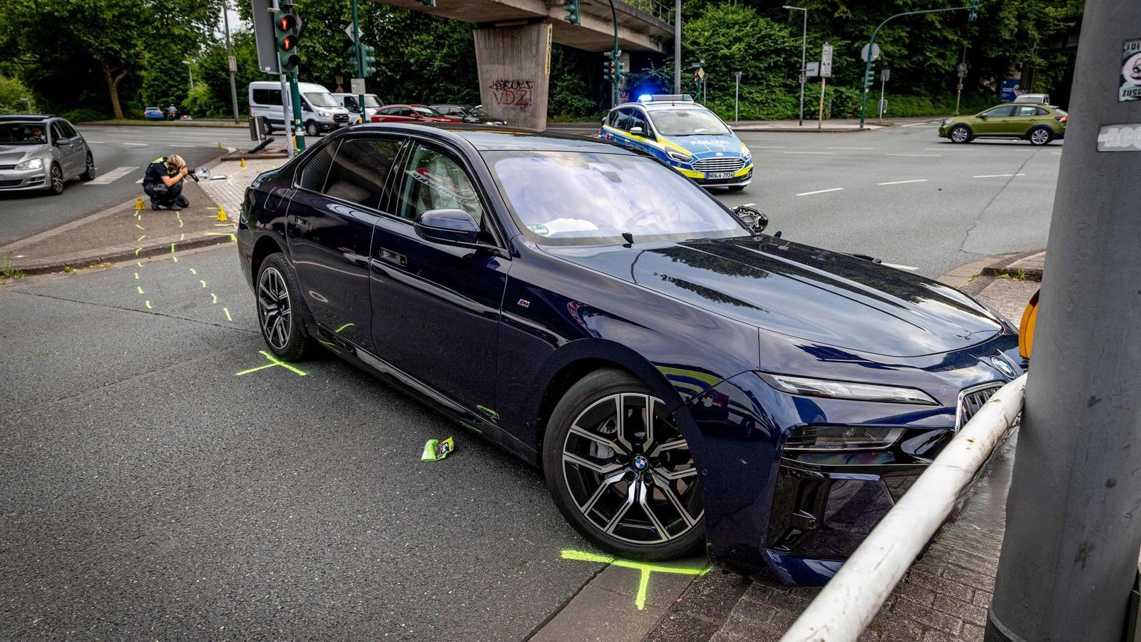 Mutwillige Raserei? BMW reißt sich bei Unfall in Steele Achse ab