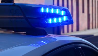 Autofahrer fährt beim Rechtsabbiegen in Wannsee Radfahrer an