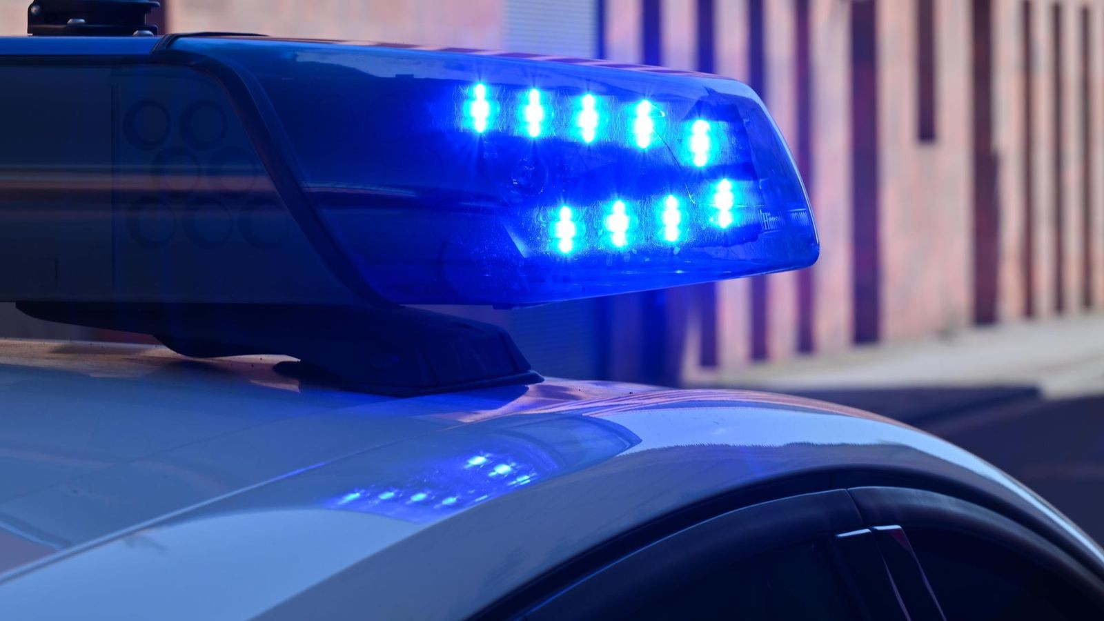 Autofahrer fährt beim Rechtsabbiegen in Wannsee Radfahrer an