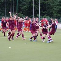 Am Ziel angekommen: Nach elf Jahren sichern sich die 3. Damen vom HC Velbert den Titel beim „DM3“. Das Turnier für ehemalige höherklassige Hockeyspielerinnen ist die Deutsche Ü30-Meisterschaft im Feldhockey. Am Ziel angekommen: Nach elf Jahren sichern sich die 3. Damen vom HC Velbert den prestigeträchtigen Turniergewinn beim „DM3“ – einem Ü30-Turnier für ehemalige höherklassige Hockeyspielerinnen.