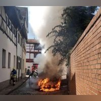 In Helmstedt hat ein Auto aus unbekannter Ursache Feuer gefangen.