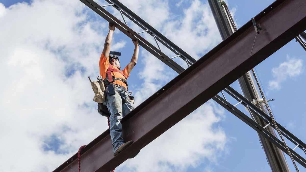 Ein Mann arbeitet auf einer Baustelle 