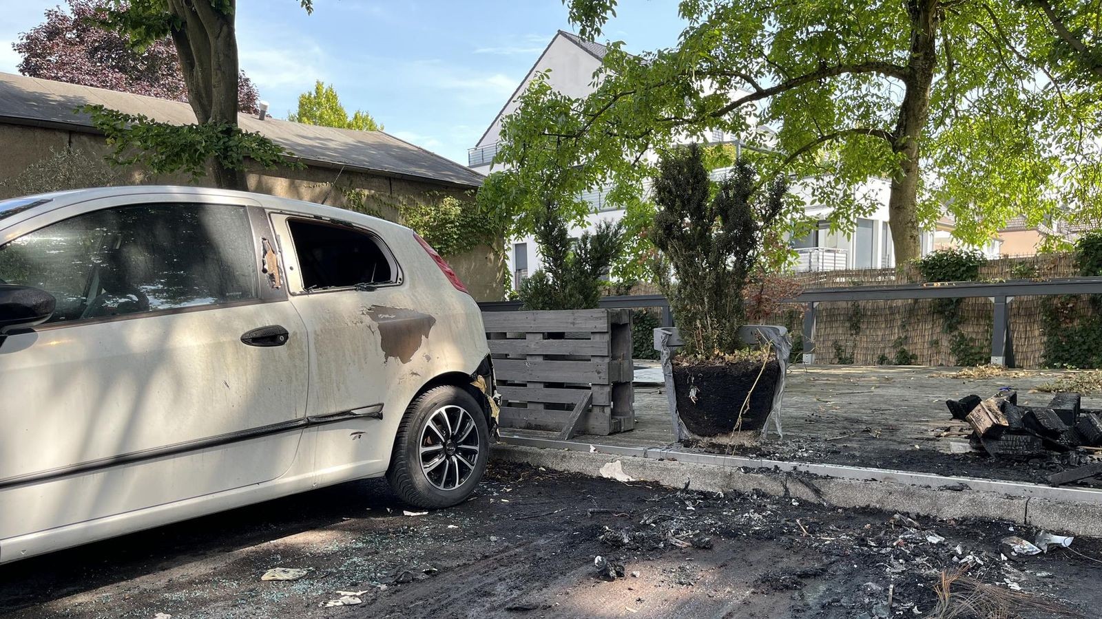 Fahrzeug in Bottrop ausgebrannt: Zwei weitere Autos beschädigt
