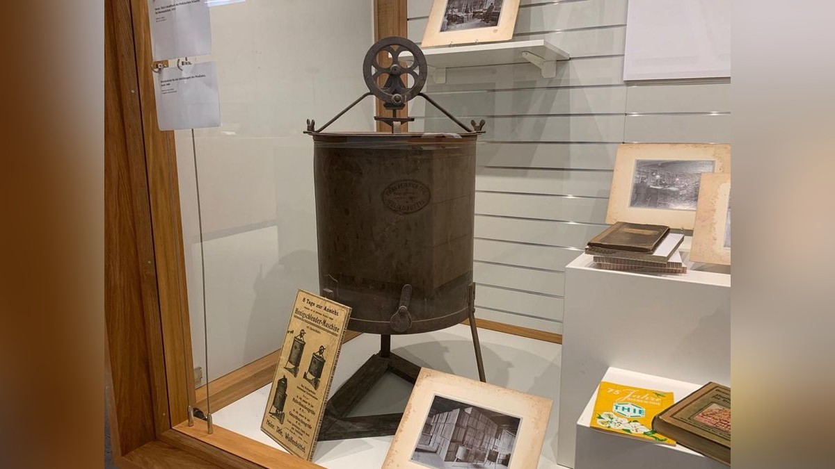 Eine originale Honigschleudermaschine der Firma Bienen-Thie ist im Bürger Archiv zu sehen.